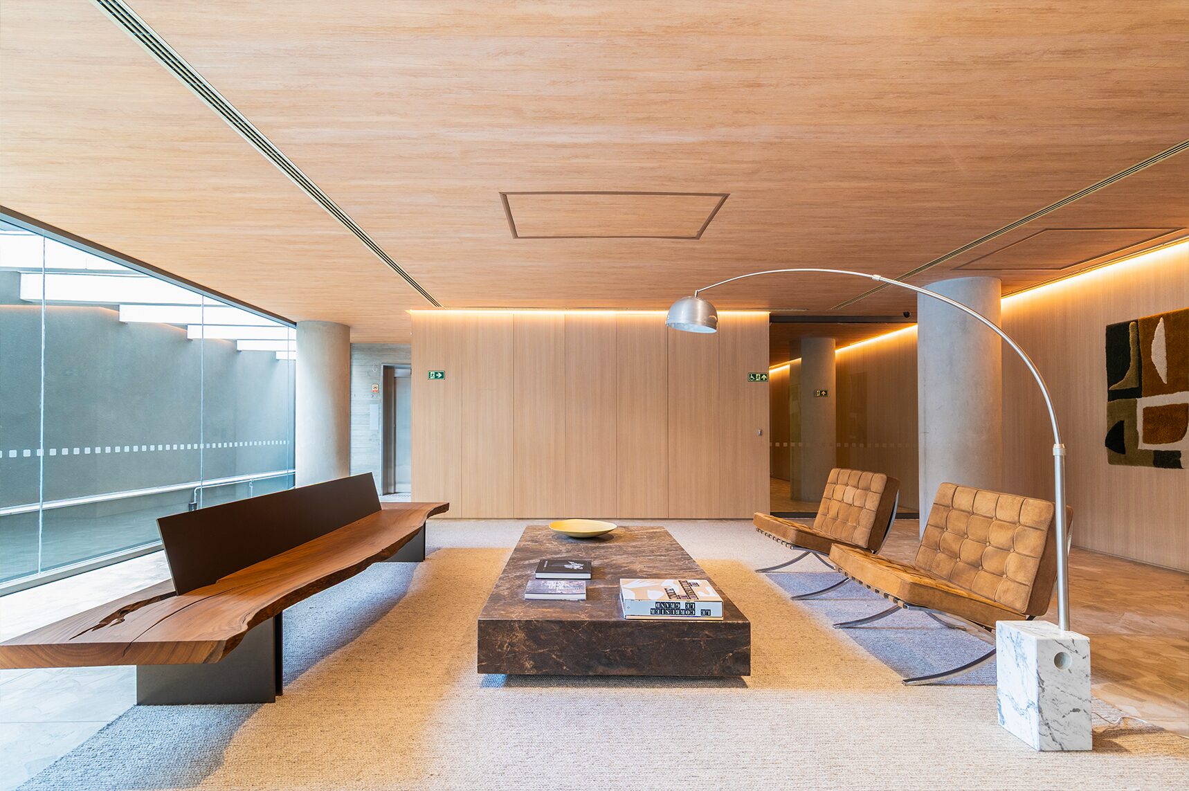 Edf. Bioma Itaim - Teto Vinílico Origens Carvalho - Studio Arthur Casas (Créditos: Julia Heman)