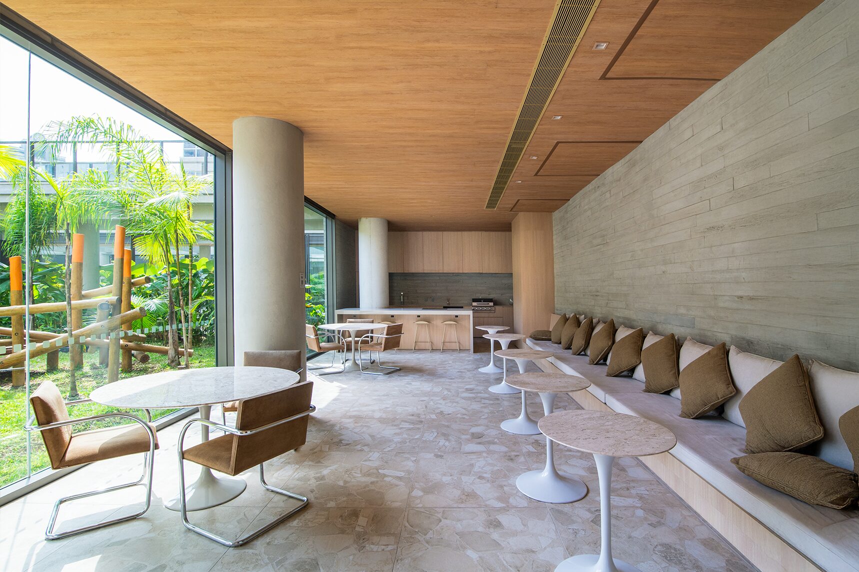 Edf. Bioma Itaim - Teto Vinílico Origens Carvalho - Studio Arthur Casas (Créditos: Julia Heman)