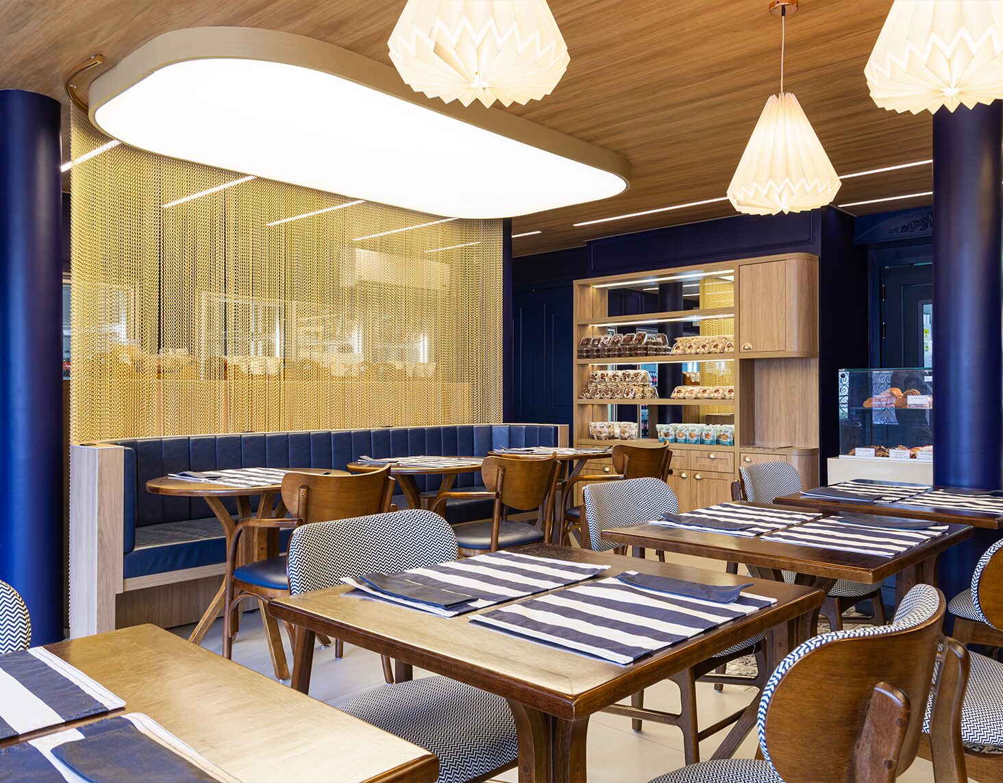 Entre arte, gastronomia e memória: espaços comerciais transformados com Teto Vinílico